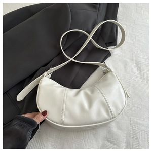 Détail du sac hobo en cuir PU blanc avec couture verticale et sangle réglable