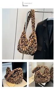 Détail du sac cabas en peluche léopard marron avec texture fausse fourrure et large bandoulière