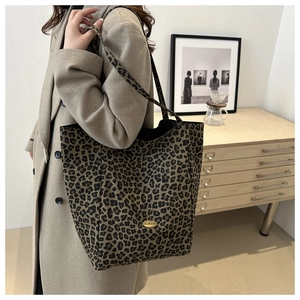 Grand sac cabas à imprimé léopard porté par un mannequin dans un décor d'intérieur
