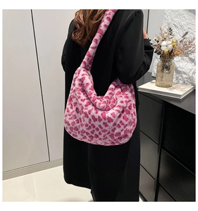 Détail d'un sac cabas en peluche à imprimé léopard rose avec une texture en fausse fourrure