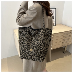 Détail du sac cabas léopard avec plaque dorée handmade sur tissu en nylon de qualité