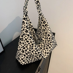 Large capacity leopard print tote bag in canvas fabric with soft shoulder straps