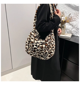 Gros plan du sac à bandoulière en peluche avec motif léopard et texture douce