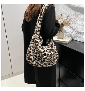 Vue latérale détaillée d'un grand sac hobo en peluche avec imprimé léopard