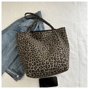 Détail du cabas à motif léopard avec étiquette en métal fait main sur tissu en nylon