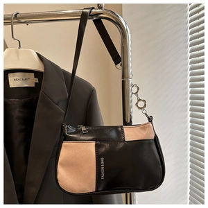 Detail der pink-schwarzen Schultertasche mit FASHION & BAG Aufdruck und PU-Leder