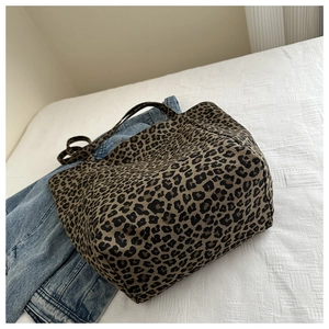 Vue de dessus d'un sac cabas en toile à imprimé léopard sur fond de tissu blanc