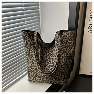 Gros plan du sac cabas léopard en nylon soulignant sa grande capacité et son tissu texturé