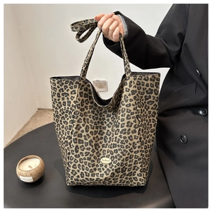 Détail du grand sac cabas en nylon à motif léopard avec étiquette en cuir marquée handmade