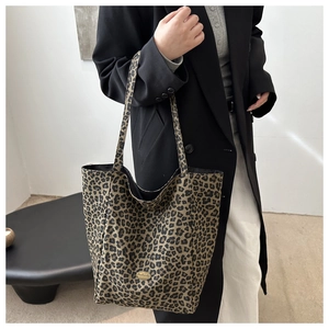 Détail du sac cabas en nylon imprimé léopard avec plaque métallique dorée Handmade