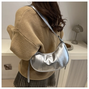 Vue arrière d'un mannequin portant un sac demi-lune argenté métallisé à texture plissée