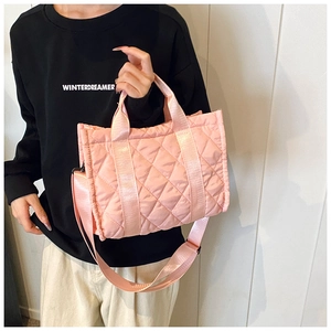 Détail du sac cabas rose en nylon matelassé avec poignées et large bandoulière