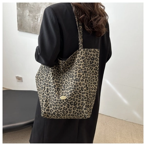 Sac fourre-tout léopard avec étiquette handmade porté par un mannequin pour le style