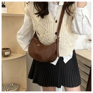 Sac bandoulière demi-lune en cuir synthétique marron avec surpiqûres et boucle argentée