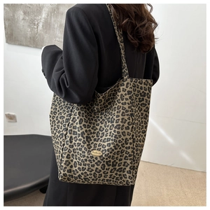 Gros plan sur l'étiquette handmade et la texture du sac cabas imprimé léopard