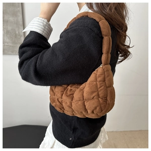 Vue latérale d'un sac à bandoulière matelassé marron avec motif à carreaux tendance