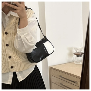 Detail der minimalistischen schwarz-weißen Umhängetasche mit FASHION & BAG Aufschrift