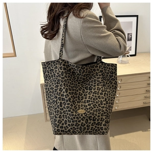 Détail du grand sac cabas léopard avec étiquette métallique et design spacieux en nylon