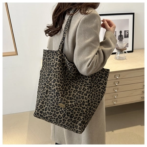 Détail du sac cabas léopard avec plaque dorée Handmade et bandoulière réglable chic
