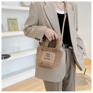 Détail du sac cabas en fausse fourrure marron avec bandoulière et écusson Keep Calm