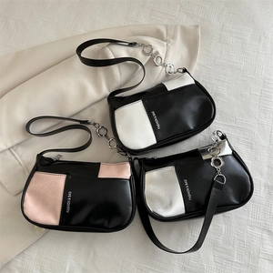 Drei trendige Mini-Achseltaschen aus PU-Leder mit dekorativen silbernen Blumenketten