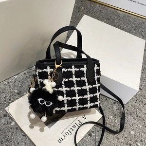 Sac à main tendance en tweed à carreaux noir et blanc avec pendentif en peluche chic