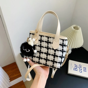 Sac à main tendance en tweed à carreaux noir et blanc avec bordure en cuir crème et charm monstre