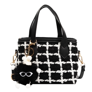Sac à main chic en tweed à carreaux noir et blanc avec poignées en cuir et charm peluche