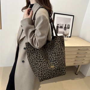 Grand sac cabas léopard élégant pour femme porté avec un manteau marron chic