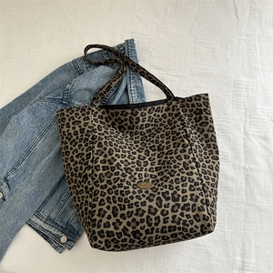 Sac fourre-tout léopard en nylon avec bandoulière et étiquette fait main sur denim