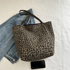 Sac fourre-tout en nylon à imprimé léopard avec emblème fait main sur fond plat