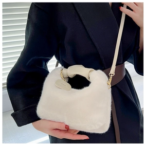 Gros plan du sac bandoulière en fausse fourrure blanche avec bandoulière en cuir