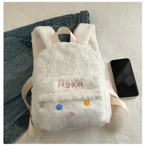 Detailansicht weißer Plüschrucksack mit rosa Stickerei und bunten Knopfverzierungen