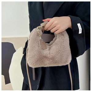 Vue détaillée du sac à main en peluche taupe avec poignée en cuir et chaîne métallique