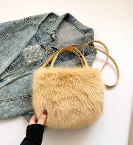 Detailweergave van de zachte imitatiebont textuur van een beige tas met hengsels
