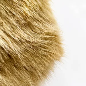 Macro detail van hoogwaardige kameelkleurige pluche bontstof op een handtas