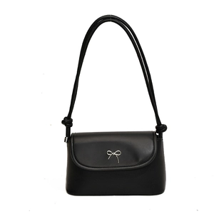 Petit sac bandoulière noir en similicuir avec nœud argenté et fines lanières nouées