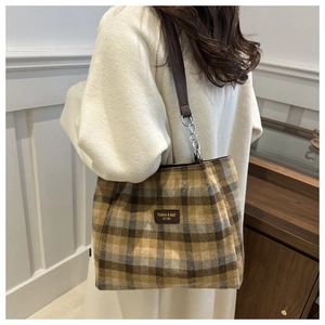 Grand sac cabas vintage à carreaux avec bandoulière en cuir et détails de chaîne