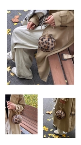 Nahaufnahme der kugelförmigen Leoparden-Plüschtasche mit einem Strassringgriff