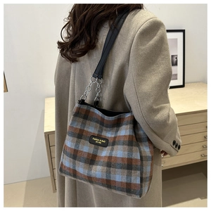 Détail du sac cabas à carreaux avec motif en laine classique et anses en cuir à chaîne