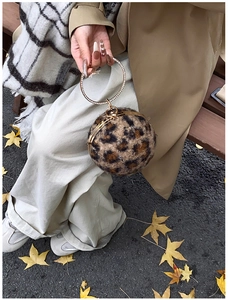 Nahaufnahme der Leopardenmuster-Kugeltasche mit funkelndem Strass-Rundgriff für Damen
