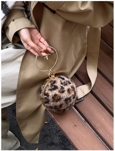 Details der Leopard-Kugeltasche mit funkelndem Strass-Ringgriff für den Abend