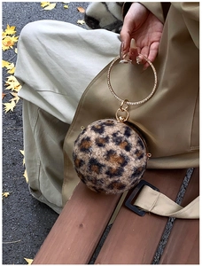 Detail der Leoparden-Kugel-Tasche mit glitzerndem Kristall-Goldgriff