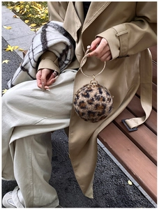 Nahaufnahme der runden Leoparden-Handtasche mit strassbesetztem runden Metallgriff