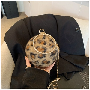 Detail der runden Abendtasche mit Leopardenmuster, Strass-Ringgriff und goldener Kette