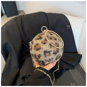 Detail der runden Leoparden-Plüschtasche mit strassbesetztem goldenem Ringgriff