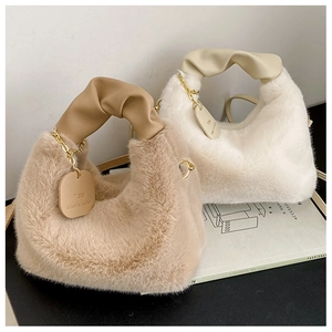 Vue détaillée de la texture en fausse fourrure et des poignées en cuir sur les sacs à main