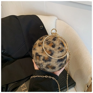 Detail der Leopardenmuster-Kugeltasche mit Strass-Metallgriff und goldener Kettenriemen