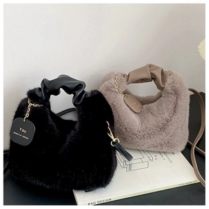 Détail de sacs à main en fausse fourrure pelucheuse avec poignées en cuir et chaîne dorée