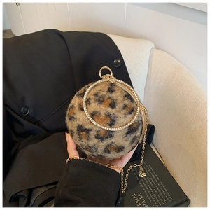 Detail der kugelförmigen Handtasche mit Leopardenmuster und strassbesetztem Goldgriff